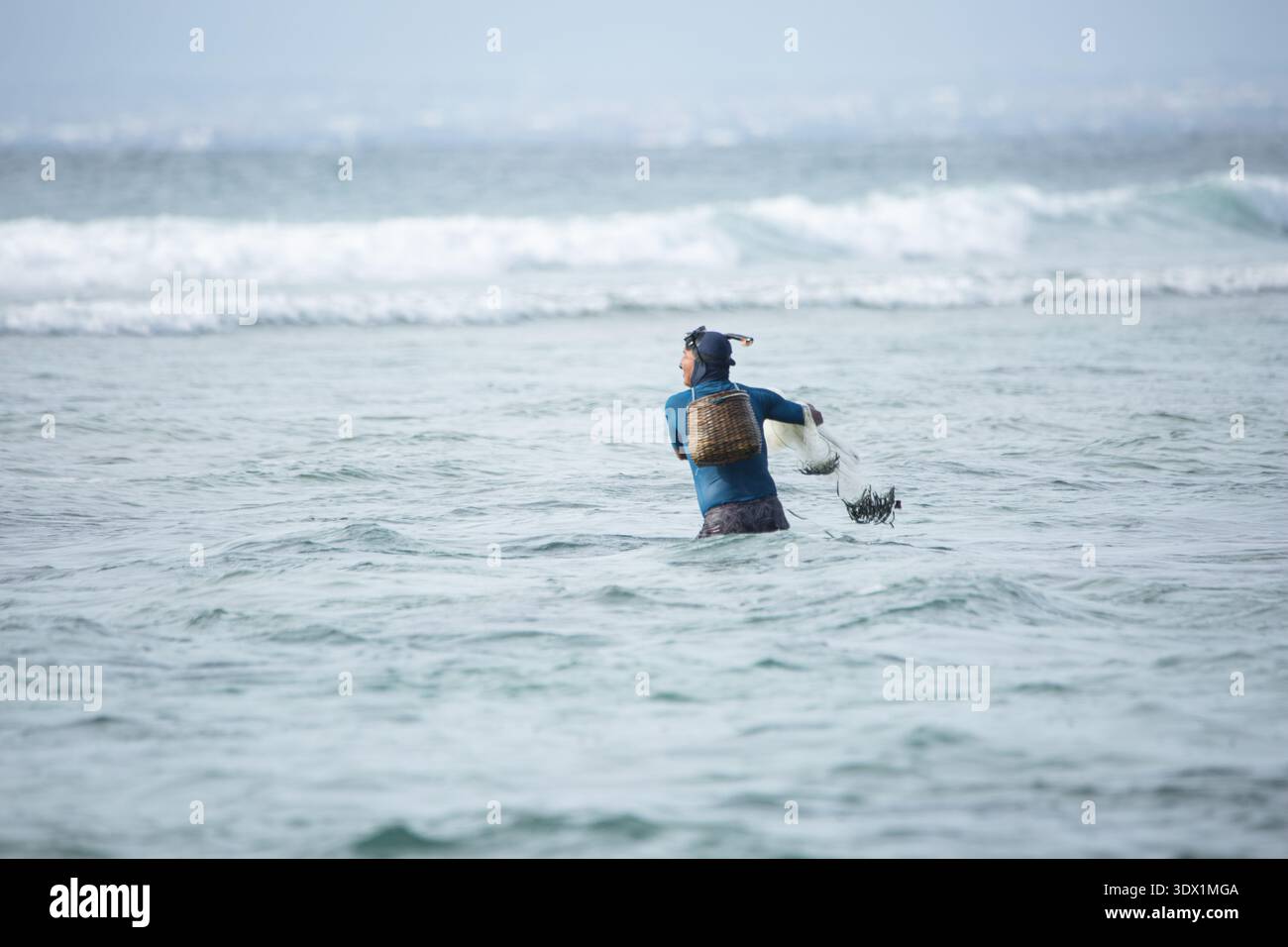 Bali, Indonesien - 1. März 2026; Fischer fangen am Uluwatu Beach, Bali, am 16. Februar 2026 Fisch mit traditionellen Werkzeugen. Stockfoto