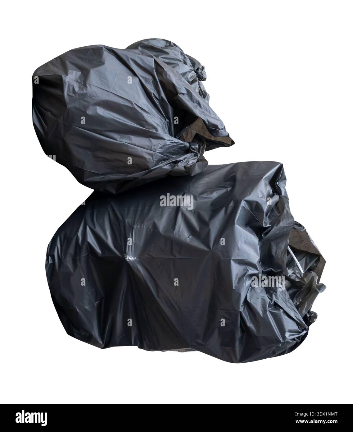 Müll in schwarzen Müllsäcken im Stapel auf der Mülldeponie ist auf weißem Hintergrund mit Beschneidungspfad isoliert. Stockfoto