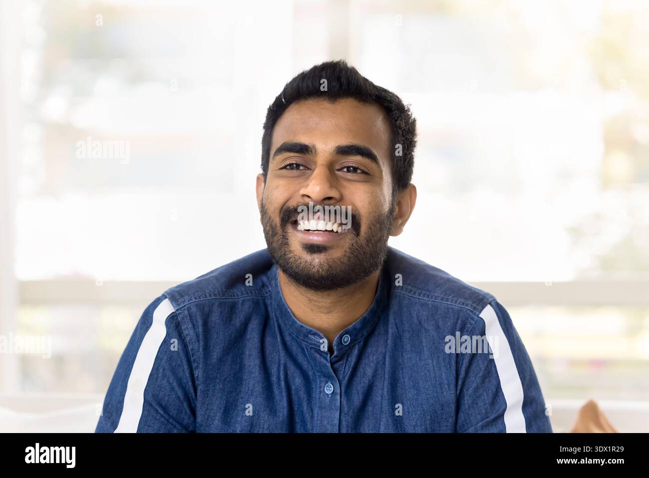 Kopffoto Portrait Indianer lachen, in die Ferne schauen Stockfoto