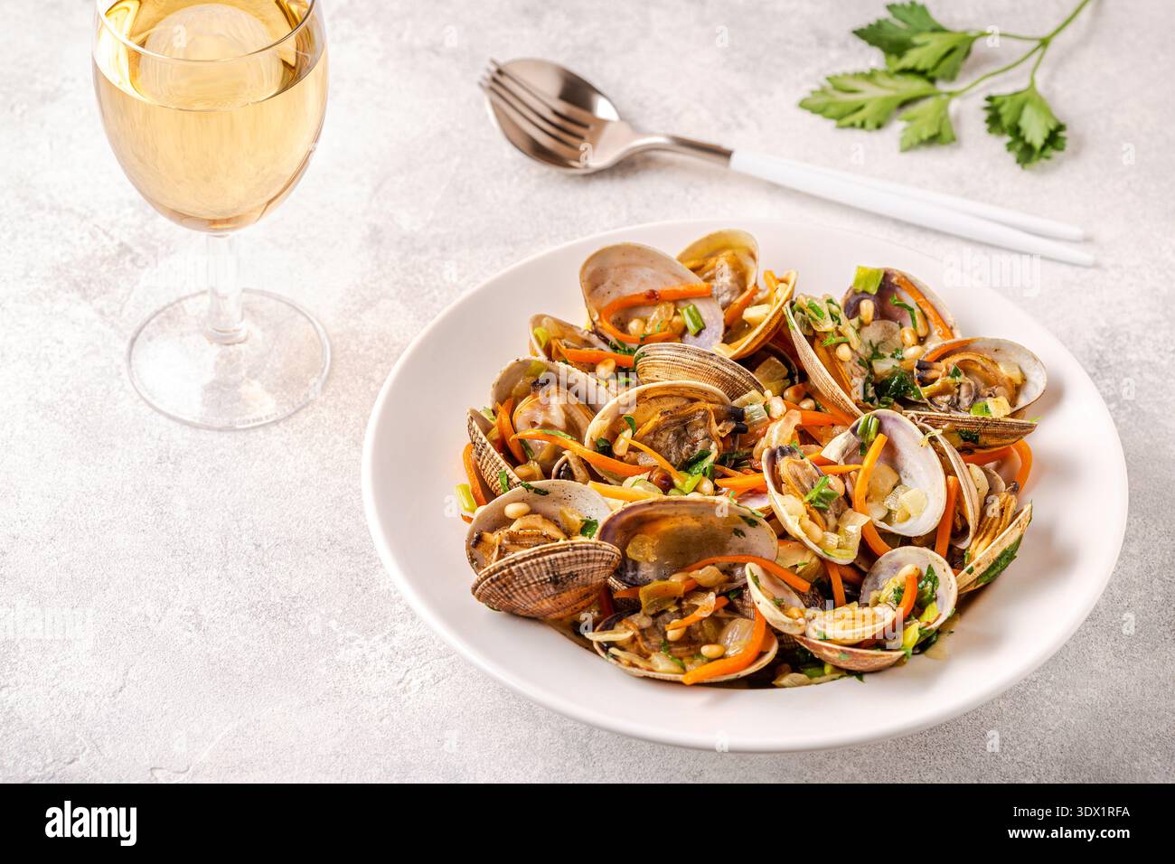 Muscheln Vongole venusmuscheln mit Gemüse und Kräutern. Stockfoto