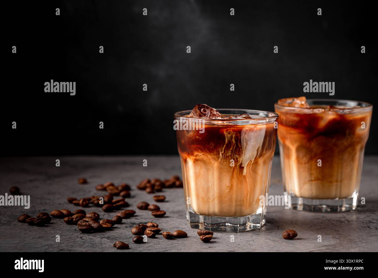 Eiskaffee in einem Glas mit Sahne übergossen. Kalter Sommerdrink. Stockfoto