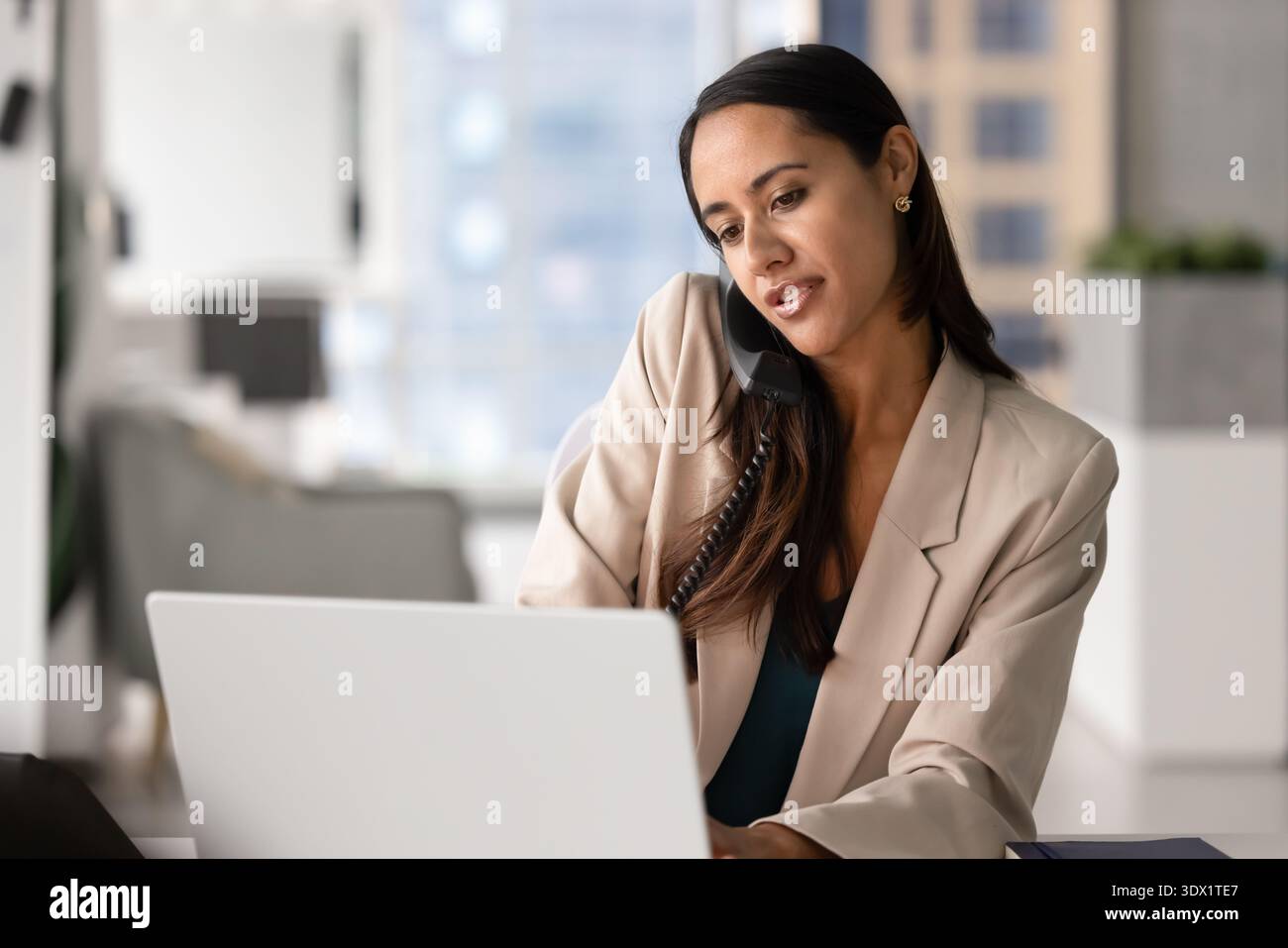 Professionelle Frau hilft dem Kunden telefonisch Stockfoto