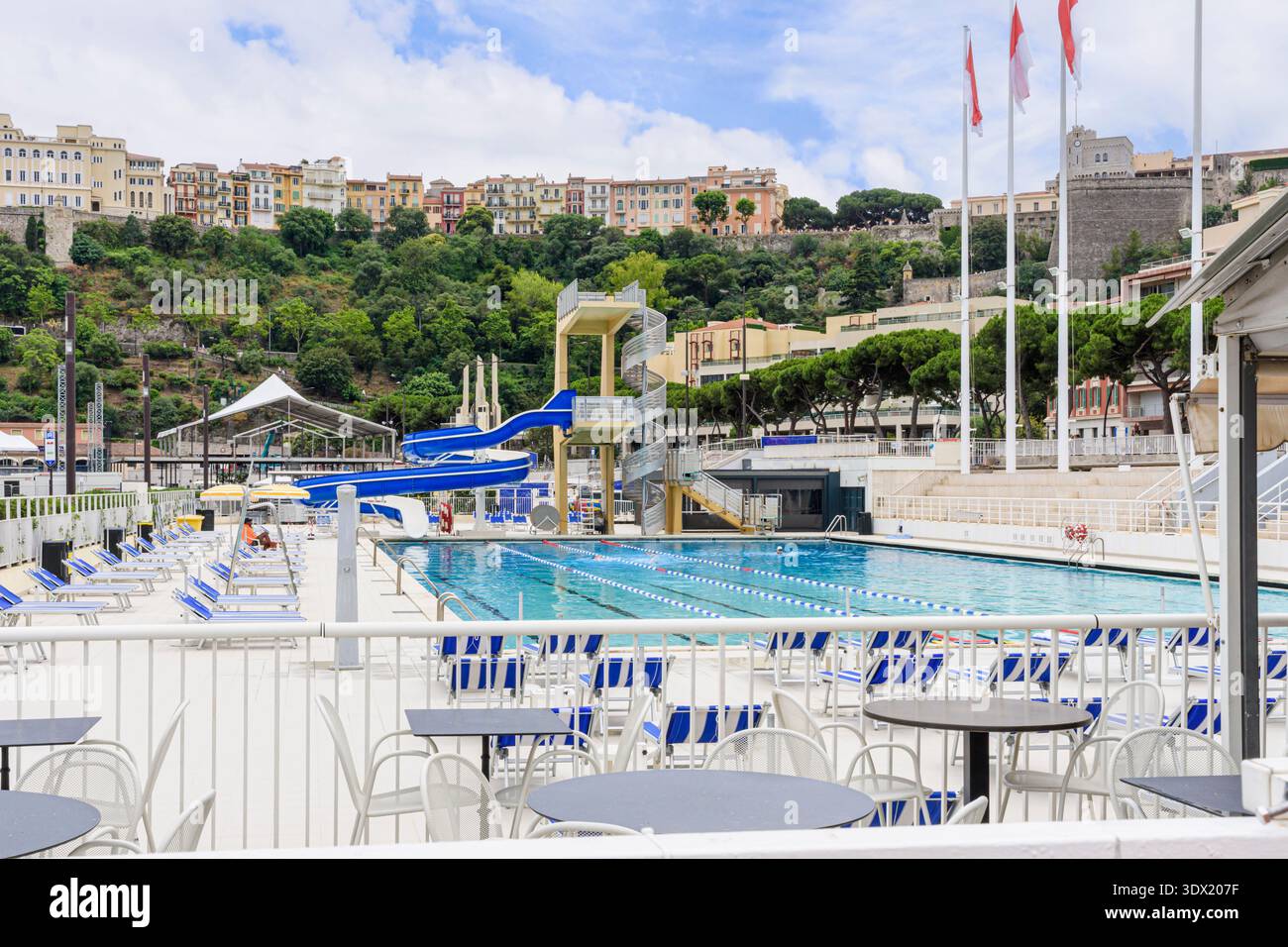 Der beheizte Salzwasser-Swimmingpool im Rainier III Nautical Stadium, La Condamine Viertel, Monaco Stockfoto