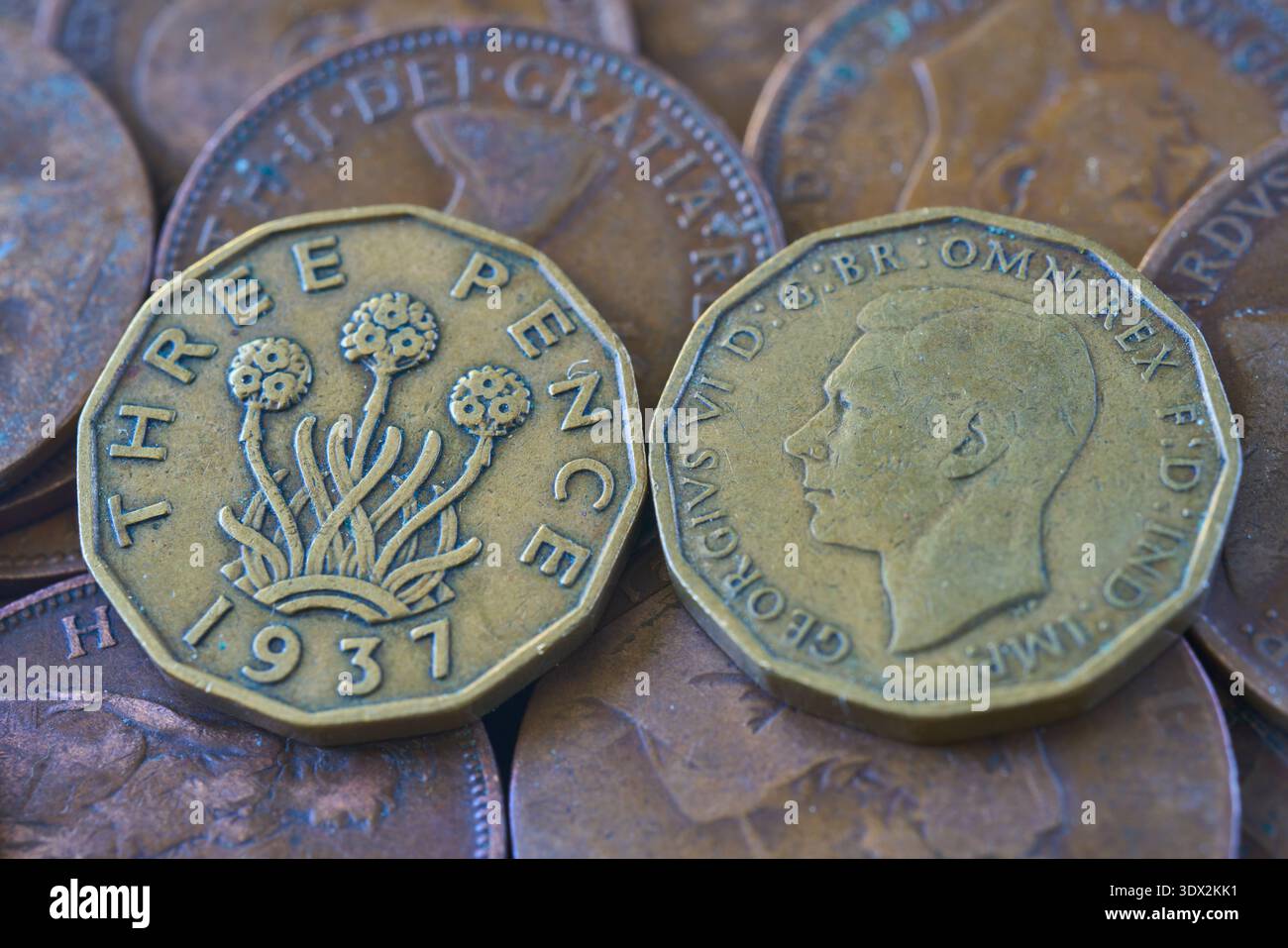 Eine Nahaufnahme alter drei-Pence-Münzen. Stockfoto