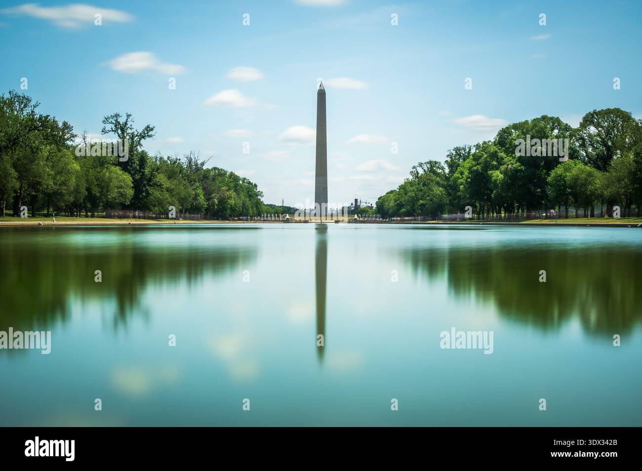 Eine beschauliche Szene des Washington Monuments spiegelt sich im Reflecting Pool wider und symbolisiert amerikanische ideale und Geschichte. Stockfoto
