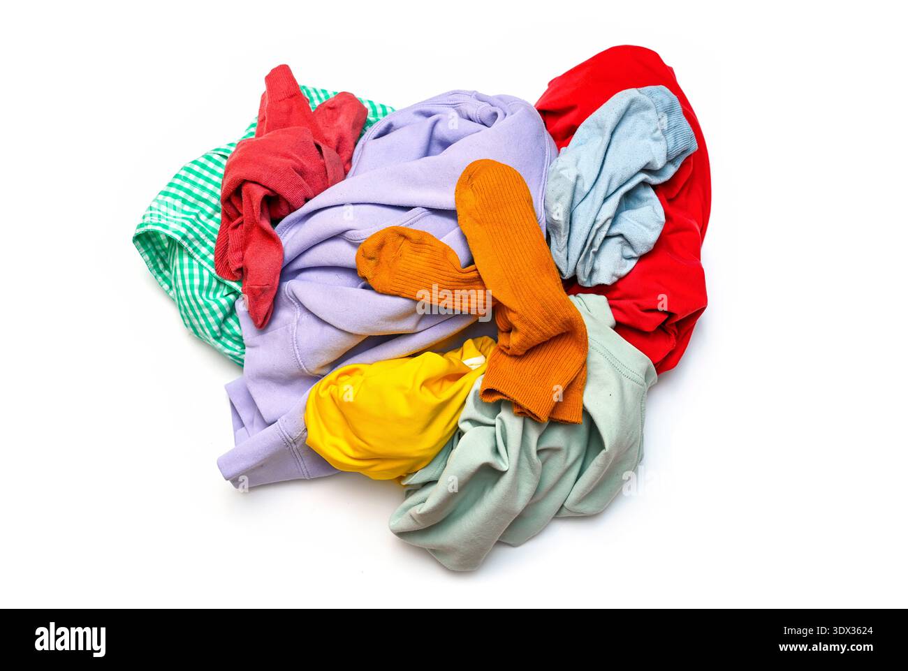 Ein Haufen farbiger schmutziger Kleidung T-Shirt, Hemd, Socken vor dem Waschen isoliert auf weiß, Ansicht von oben Stockfoto