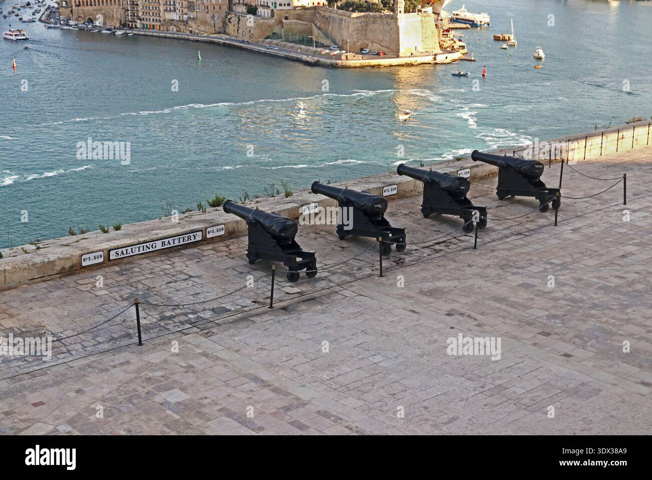 Kanonen der Saluting Battery, Valletta Stockfoto