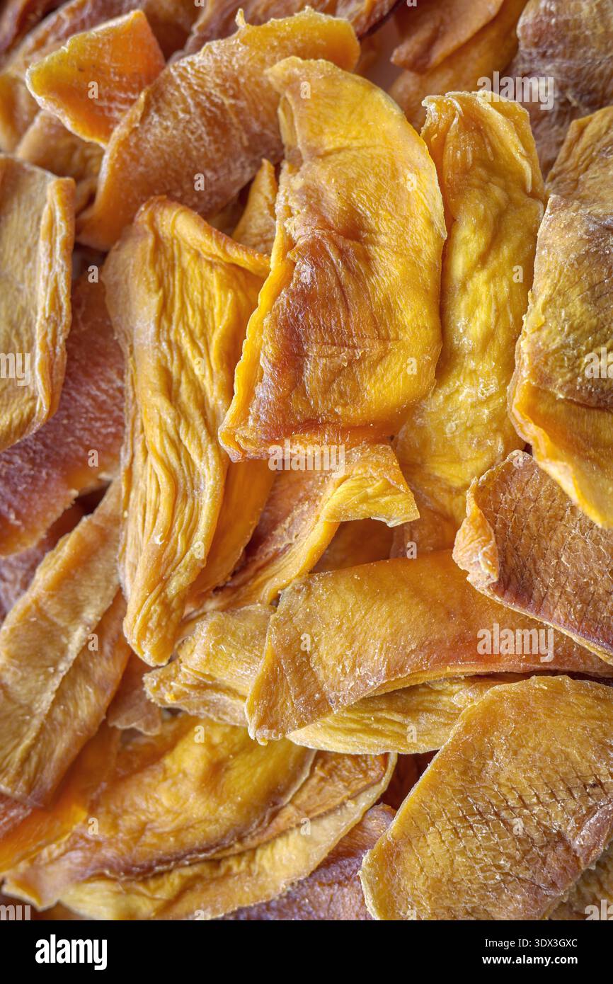 Nahaufnahme von getrockneten Scheiben süßer Mango. Stockfoto