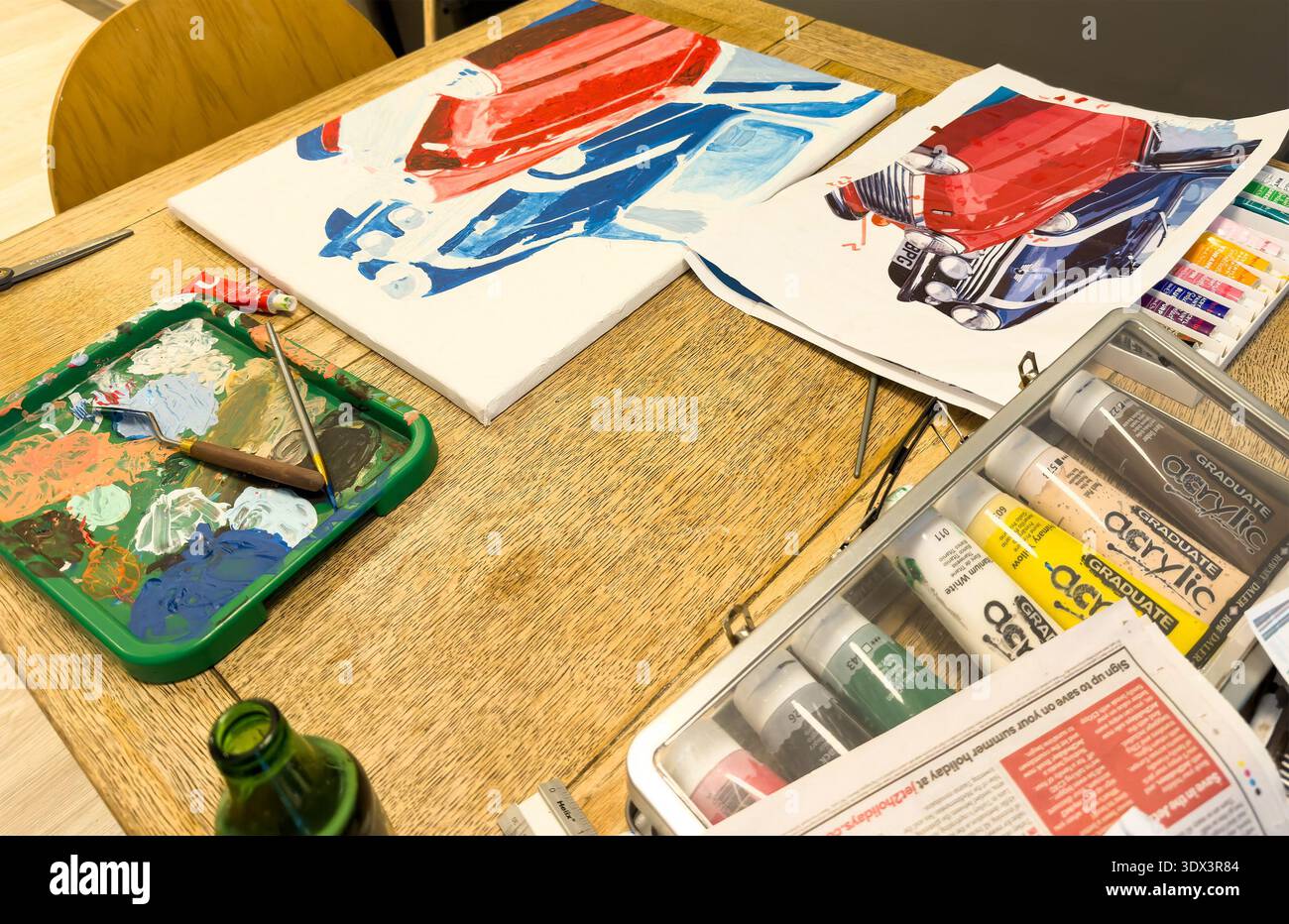 Nahaufnahme der Kunstwerke mit Skizzen klassischer Vintage-Miniautos und Acrylfarben auf einem Holztisch Stockfoto