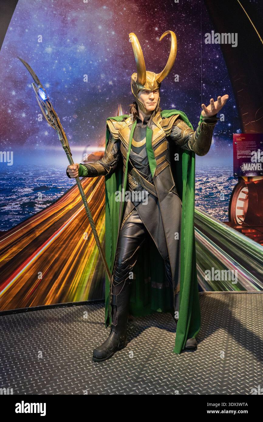 Singapur - Dez 24,2025 : Eine überzeugende Wachsfigur von Loki bei Madame Tussauds Singapore, gestylt in seinem legendären Marvel Cinematic Universe Kostüm Stockfoto