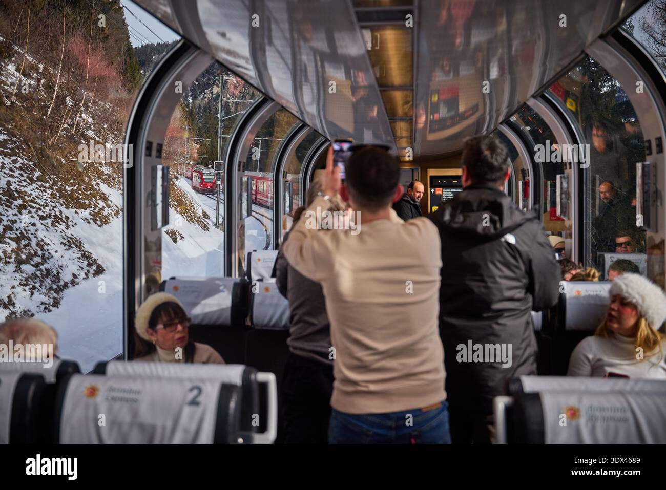 Tirano Norditalien, im Valtellina-Tal nahe der Schweizer Grenze. Bernina Express, landschaftlich reizvolle UNESCO-Weltkulturerbe, Touristenzugstrecke nach St. Moritz Stockfoto