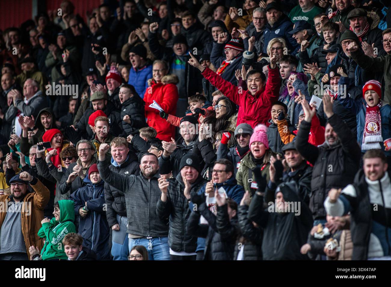 Fußball-/Fußballfans feiern das Tor des Teams im Lower League Club Stevenage Stockfoto