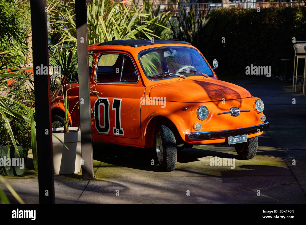 Como Italien, LUCE COMO Restaurant Vintage Fiat 500 in Dukes of Hazard Farben als Requisite Stockfoto