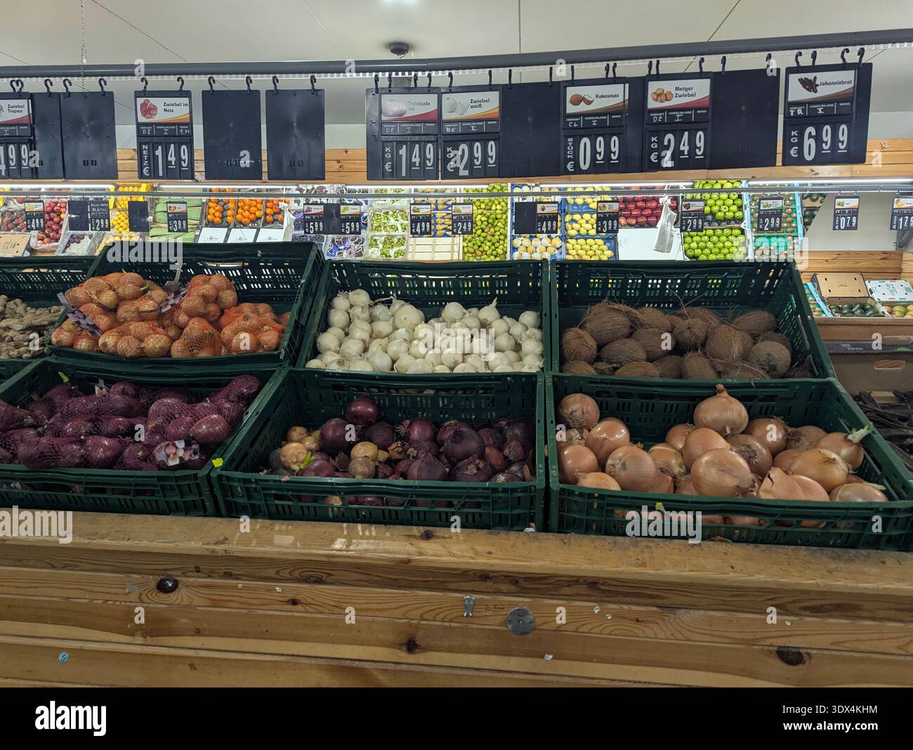Reiht Kartoffeln Zwiebeln In Supermarkt-Ausstellung. Holzkisten Bieten Platz Für Gemischte Sorten Wie Rote Kartoffeln, Braune Rußstücke, Violette Zwiebeln Und Knoblauch Overhe Stockfoto
