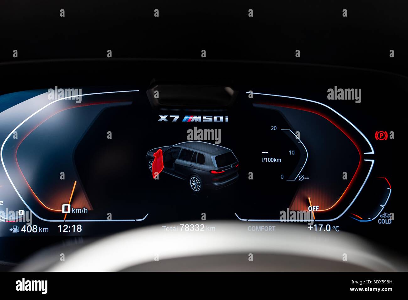 Das digitale Kombiinstrument BMW X7 M50i zeigt offene Tür, Zeit, Reichweite und Temperatur an Stockfoto