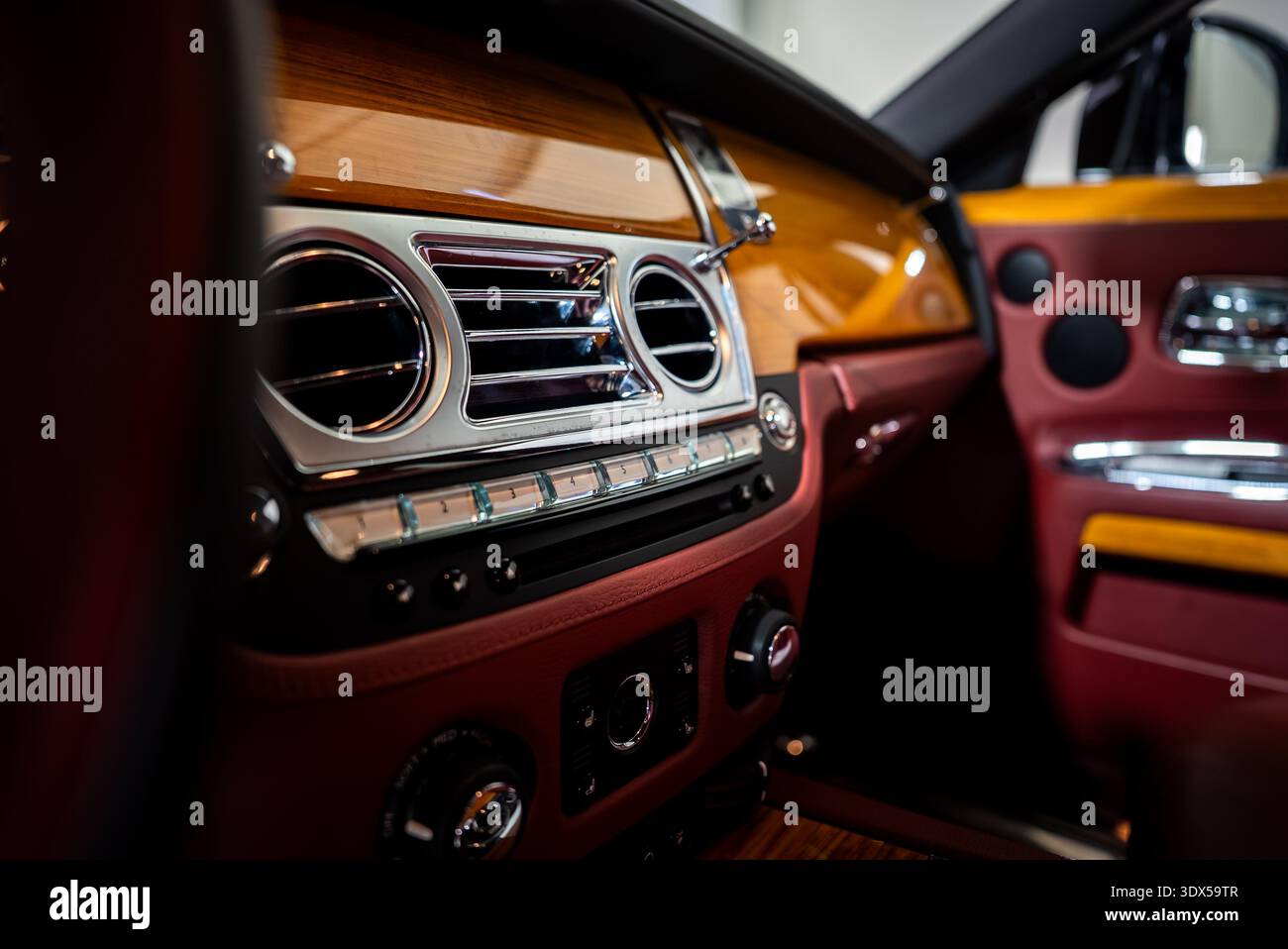 Rollt das Royce Phantom Armaturenbrett mit verchromten Lüftungsschlitzen und Klaviertasten Stockfoto