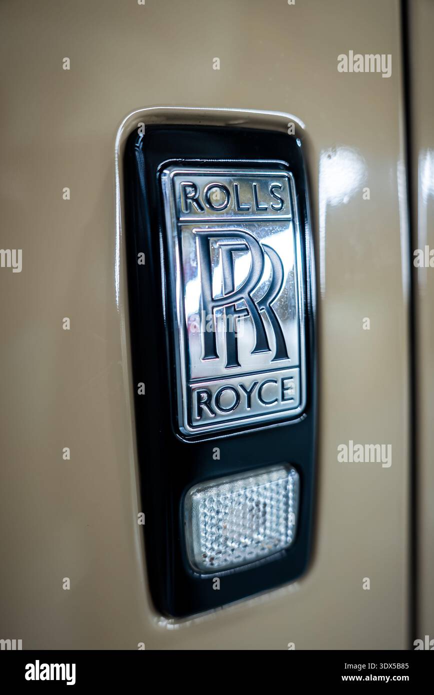 Rollt Royce-Abzeichen und Monogramm auf dem cremefarbenen Körper mit Chromdetails Stockfoto
