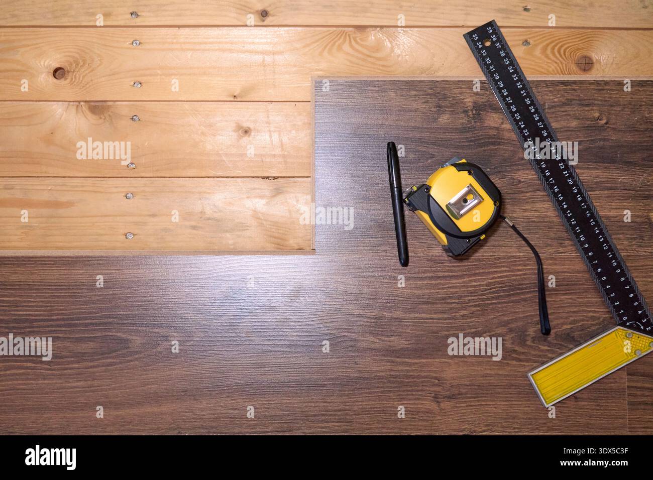 Präzisionswerkzeuge und Holzoberflächen: Eine Nahaufnahme von Messgeräten in effektiver Handwerkskunst Stockfoto