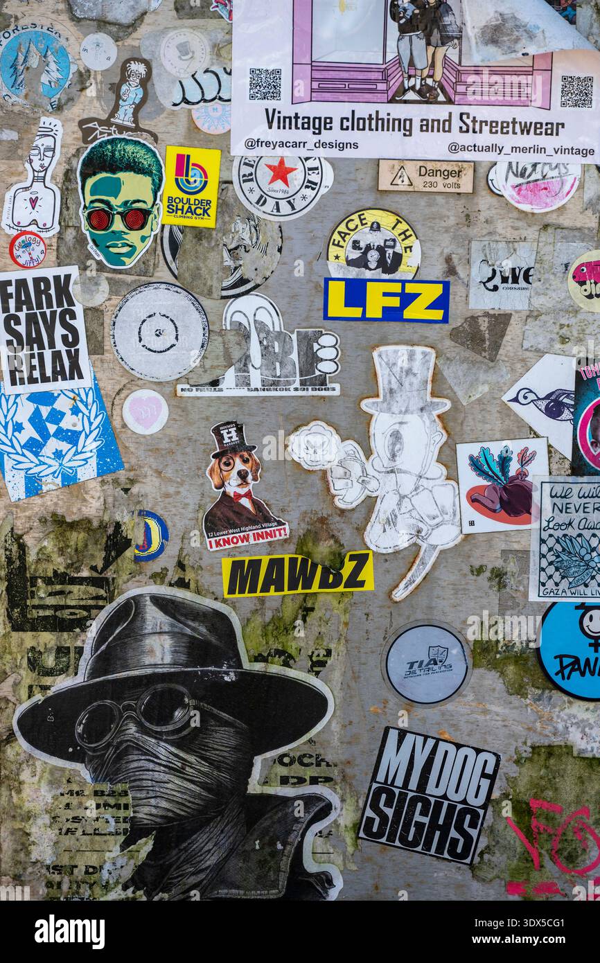 Verschiedene farbenfrohe Popkultur-Aufkleber auf dem Standortekoffer oder der Abzweigdose eines Telekommunikationsunternehmens. Bunte Aufkleber auf grauem Hintergrund auf einer Straße in Portsmouth, Großbritannien Stockfoto