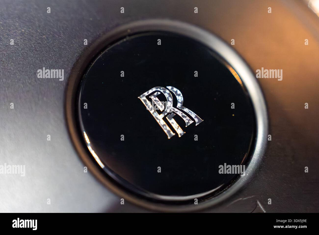 Rollt die Mitte des Royce Lenkrads mit dem Chrom-RR-Monogramm im Fokus Stockfoto