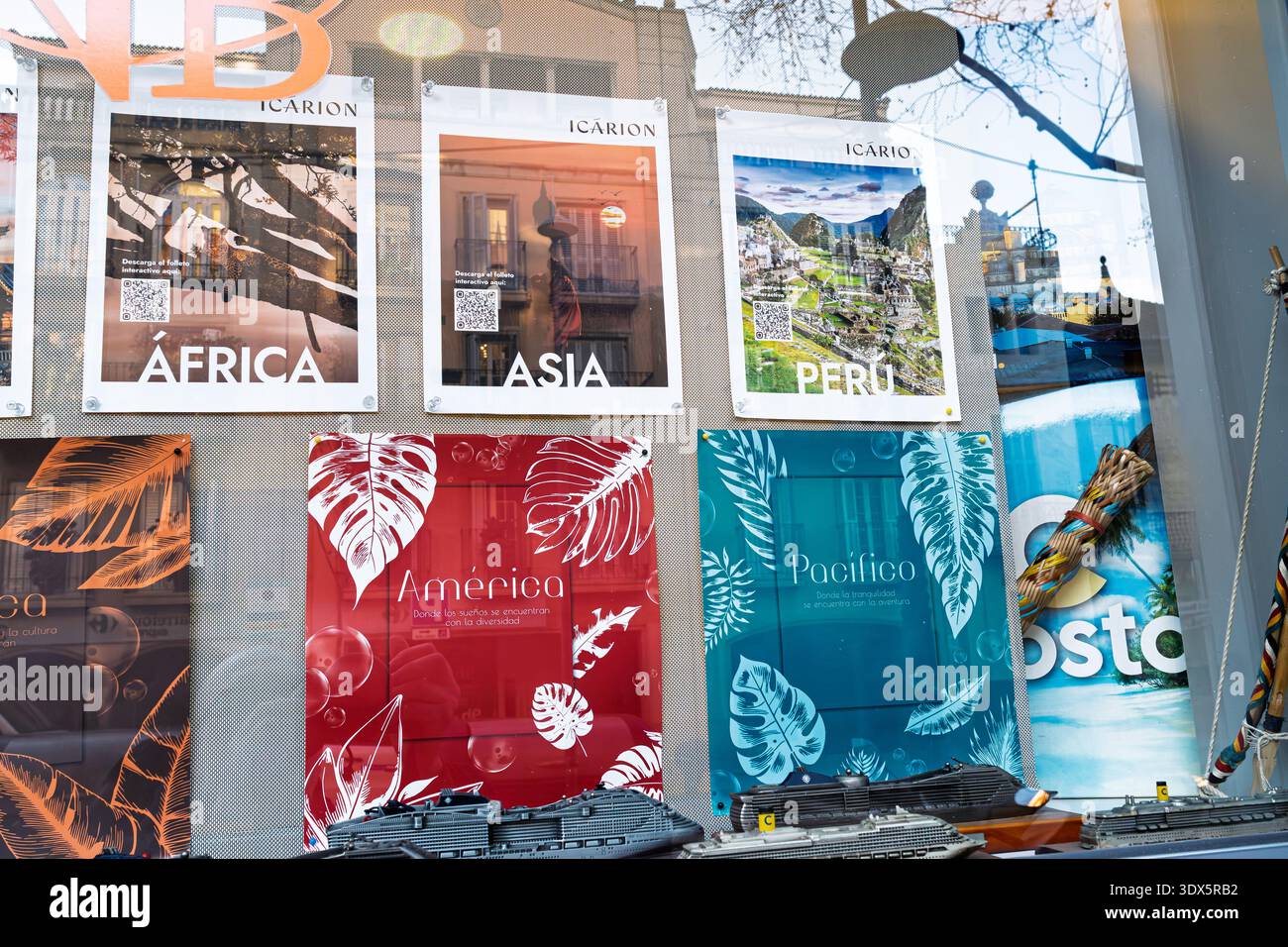 Barcelona, Spanien - 22. Februar 2026: Schaufenster eines Reisebüros mit Urlaubspostern für Afrika, Asien und Peru , nützlich für Tourismus Indu Stockfoto
