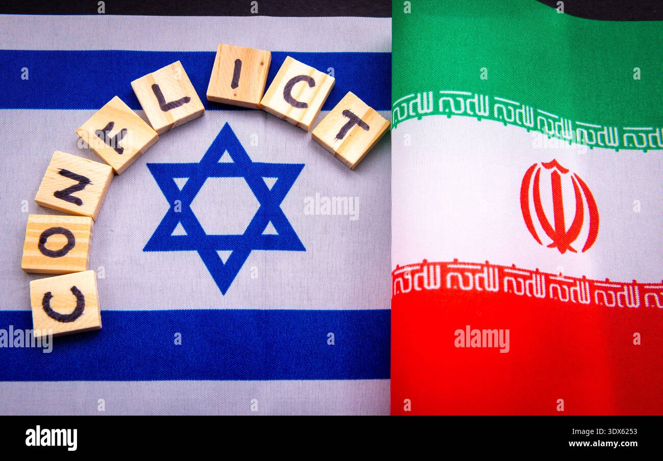 Eine Nahaufnahme der Nationalflagge von Isreal und Iran mit dem Wort Konflikt. Ein iranisch-israelisches Konfliktkonzept. Stockfoto