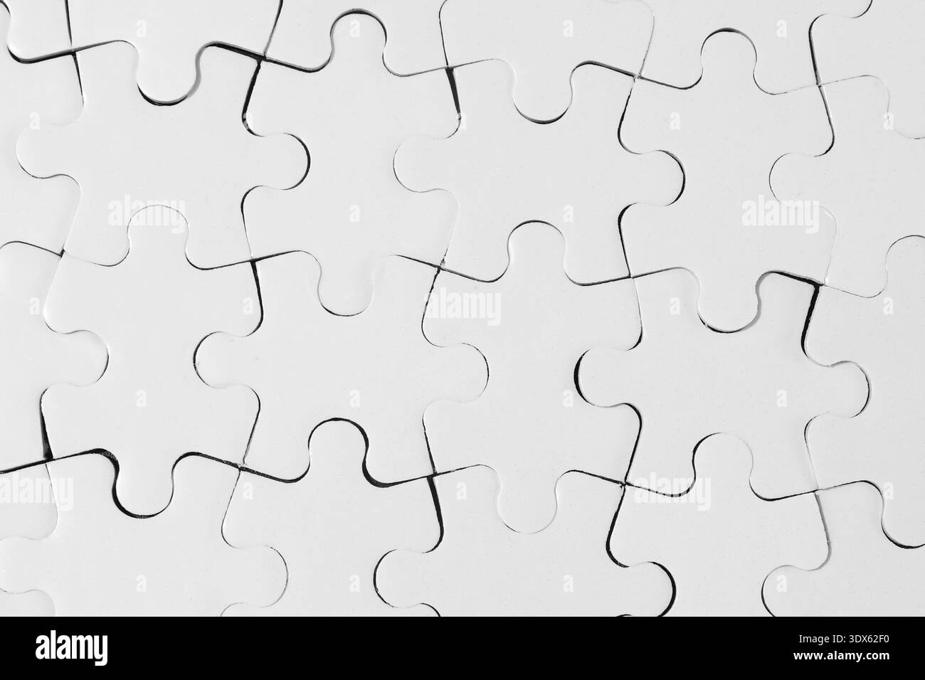Top-Down-Ansicht der verbundenen Puzzleteile in weiß Stockfoto