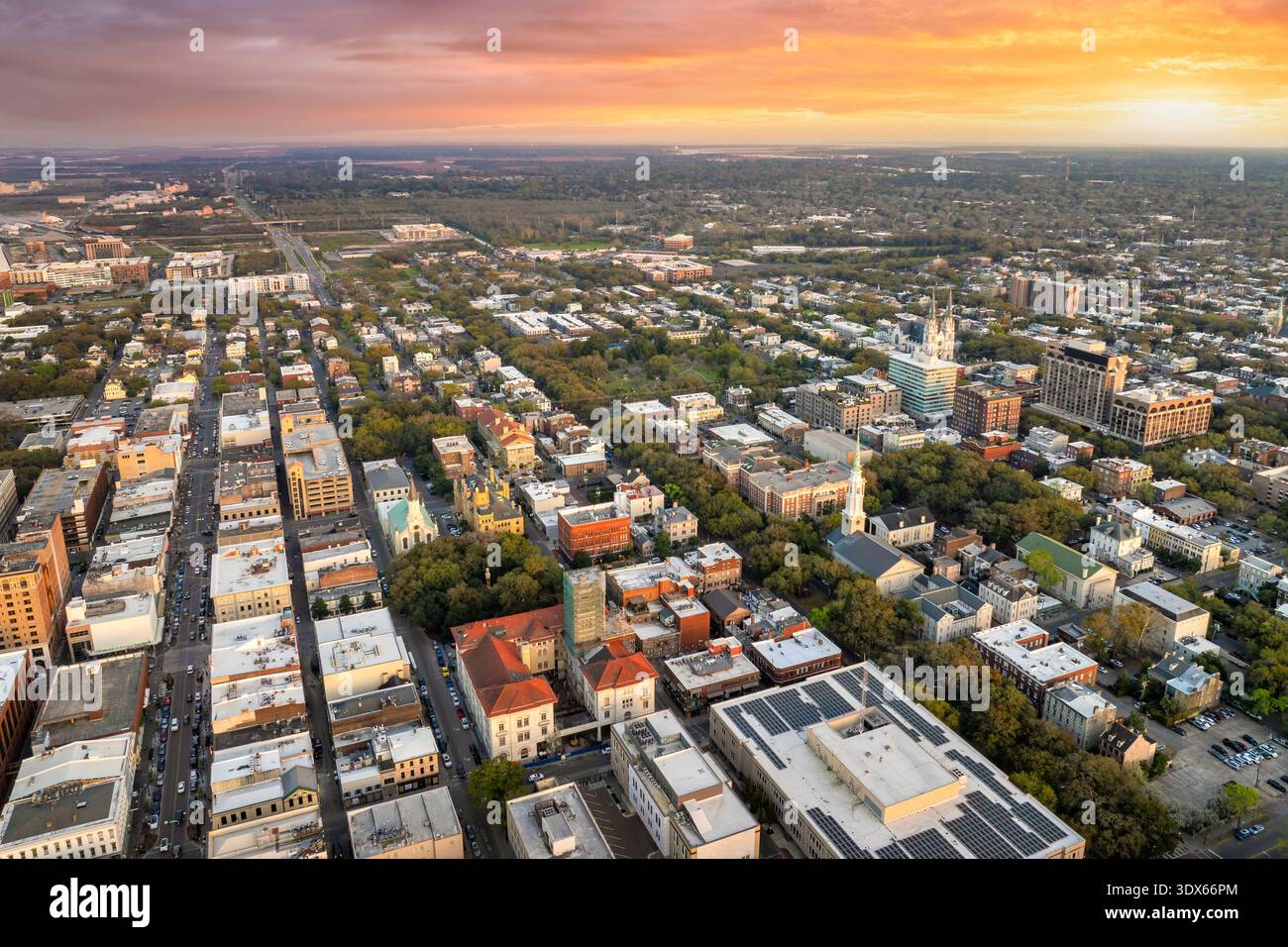 Aus der Vogelperspektive von Savannah, Georgia. Amerikanische Stadt alte historische Architektur. Panoramablick der USA bei Nacht Stockfoto