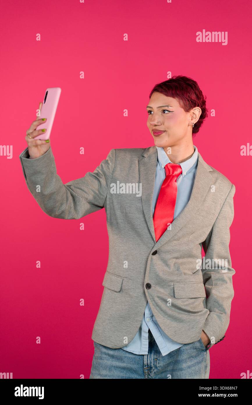 Verschiedene Personen, die ein Selfie mit rosa Smartphone machen Stockfoto