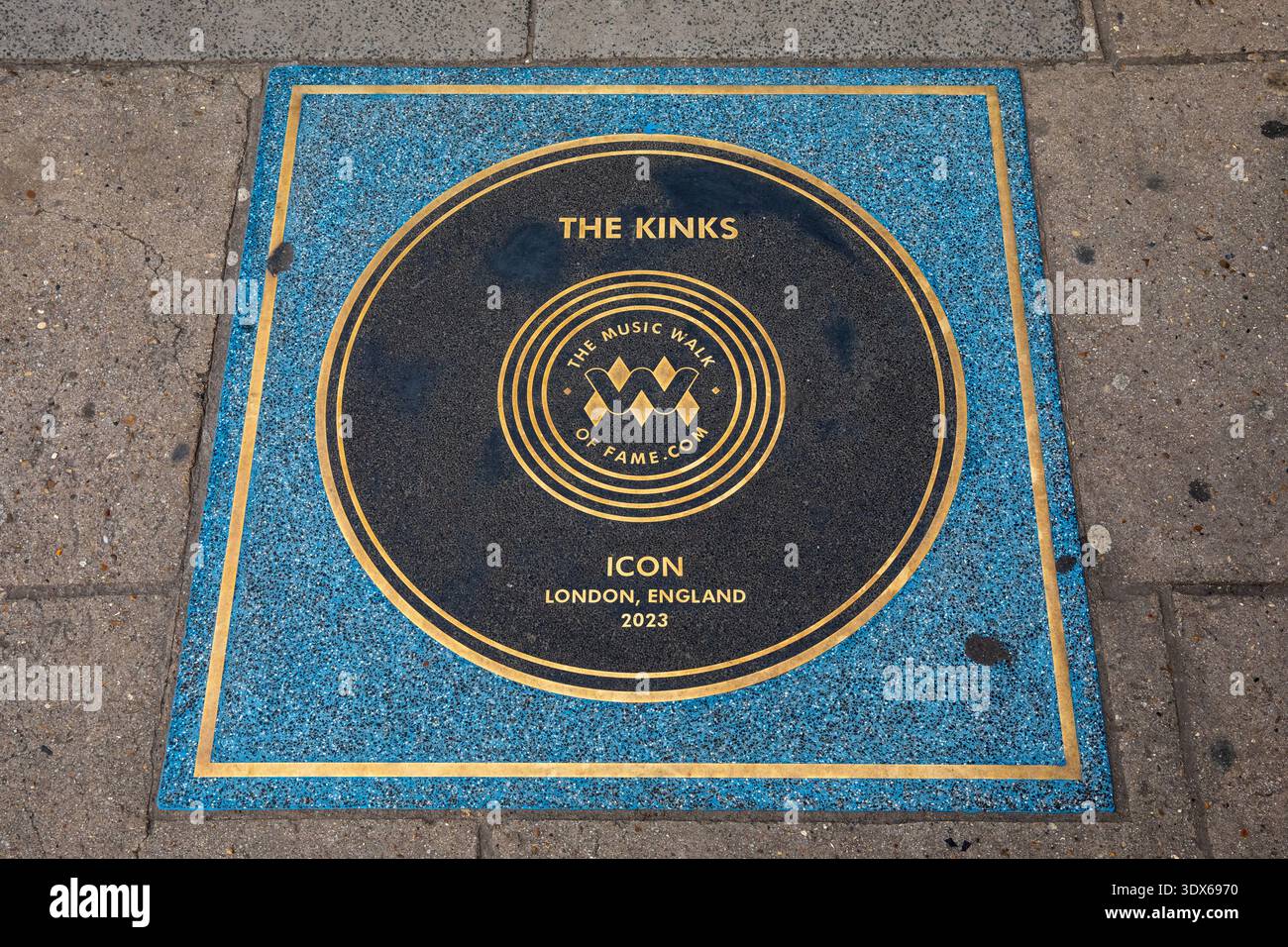 London, Großbritannien - 23. Februar 2026: Nahaufnahme einer Gedenktafel an der Camden High Street in London zum Gedenken an die bekannte Band The Kinks - eine der Gedenktafeln in Cam Stockfoto