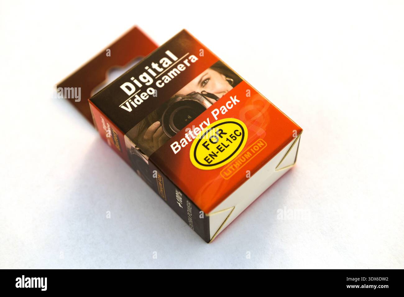 Lviv, Ukraine. Oktober 2023.neuer Akku für nikon Kamera.generische Lithium-Batterien für DSLR-Kameras mit isoliertem weißen Hintergrund. Stockfoto