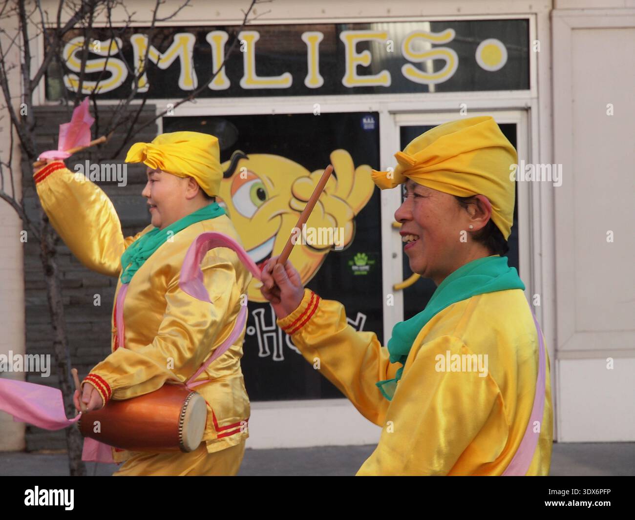 Port Jervis, New York St. Patrick's Day Parade. Mit traditionellen Bagpipern und asiatisch-amerikanischen Marschieren entlang der Front St. zahlreiche Feuerwehrfirmen. Stockfoto