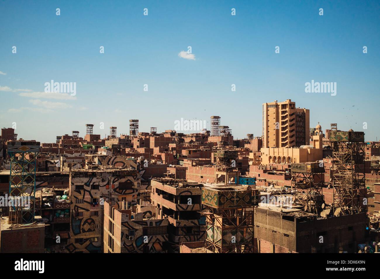 Luftaufnahme der Müllstadt Kairo mit dichtem städtischen Wohnraum Stockfoto