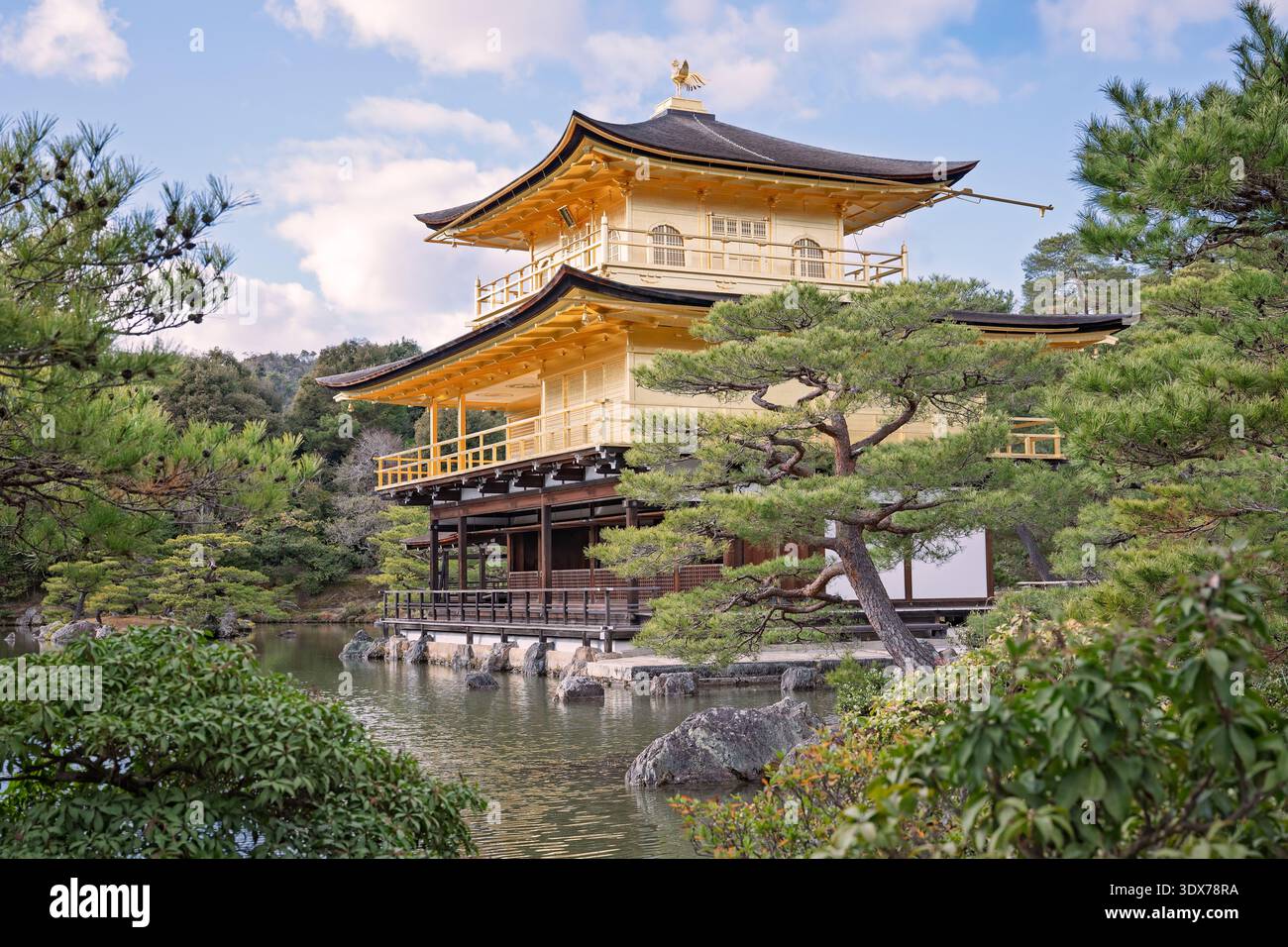 Kyoto, Japan – Januar 2026: Der Goldene Pavillon spiegelt sich über den See im Kinkaku‑JI-Tempel Stockfoto