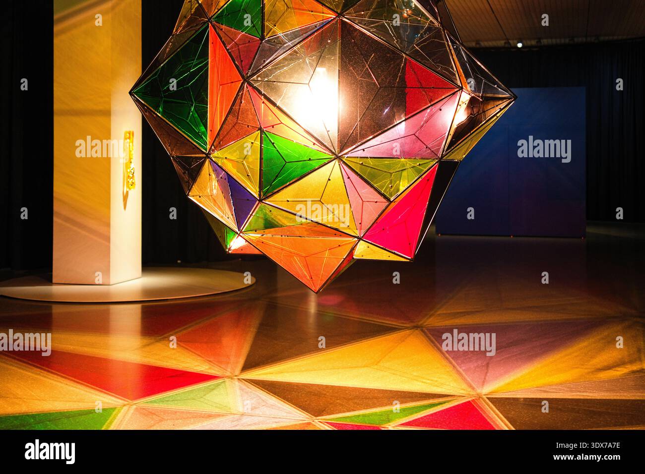 Oslo, Norwegen - 28. Juni 2024: Eine große geometrische Lichtskulptur des Künstlers Olafur Eliasson in der Lichthalle des Nationalmuseums (Nasjona) Stockfoto
