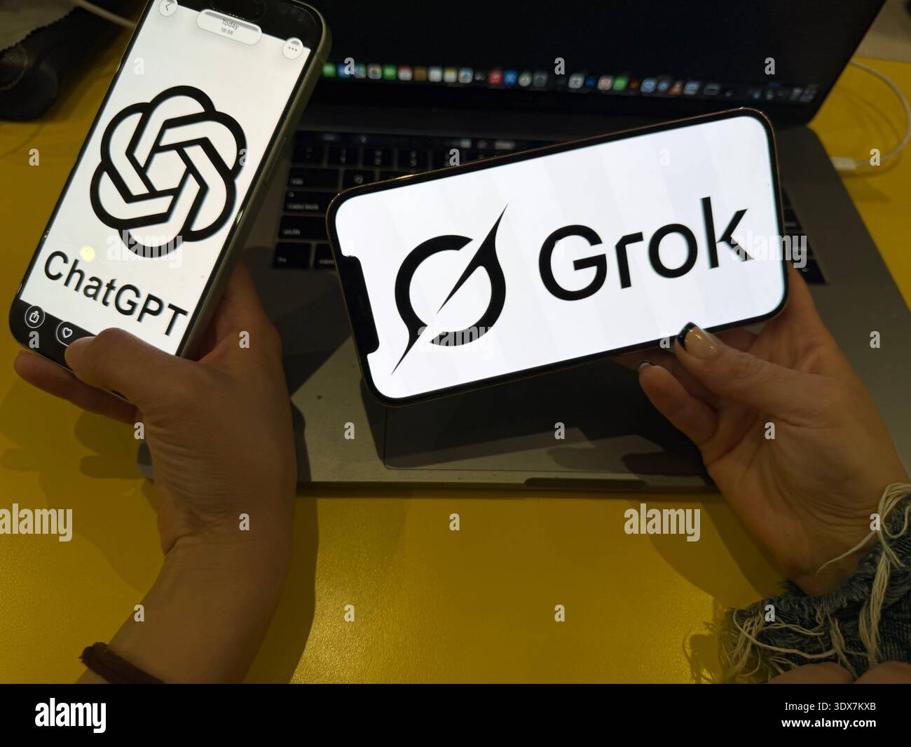 ChatGPT- und Grok AI-Logos werden auf Smartphone-Bildschirmen angezeigt. Dieses redaktionelle Bild veranschaulicht den Wettbewerb zwischen OpenAI und XAI-Technologie im Jahr 2026. Stockfoto
