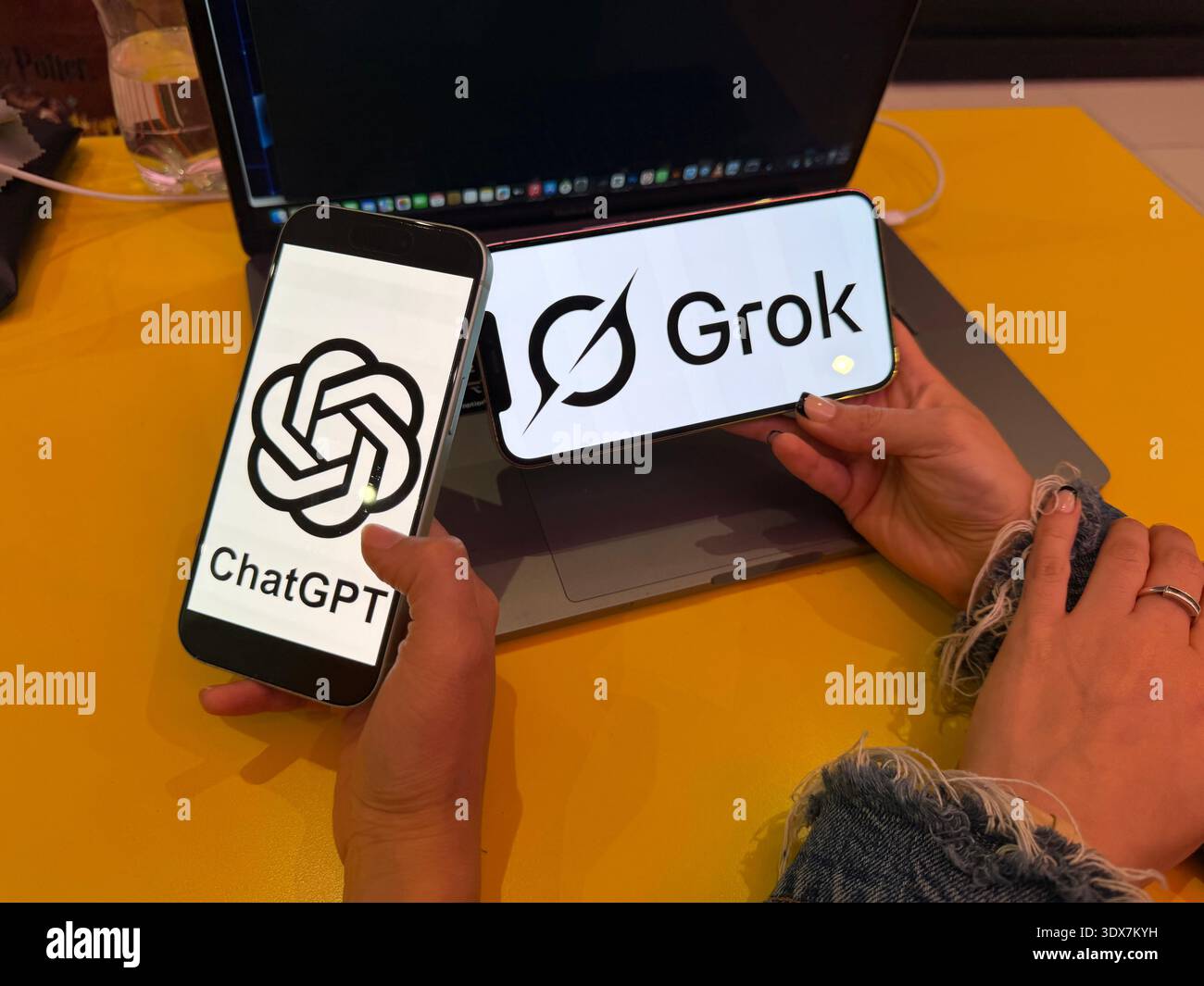 ChatGPT- und Grok AI-Logos werden auf Smartphone-Bildschirmen angezeigt. Dieses redaktionelle Bild veranschaulicht den Wettbewerb zwischen OpenAI und XAI-Technologie im Jahr 2026. Stockfoto