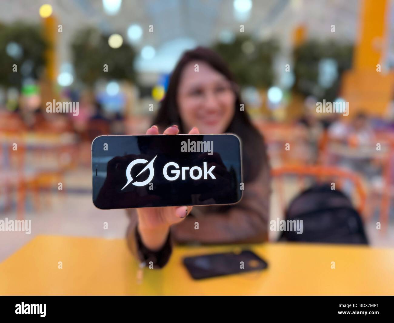 Illustratives redaktionelles Bild des Grok AI Branding, der von XAI entwickelten künstlichen Intelligenz. Das Foto zeigt den Minimalisten. Stockfoto