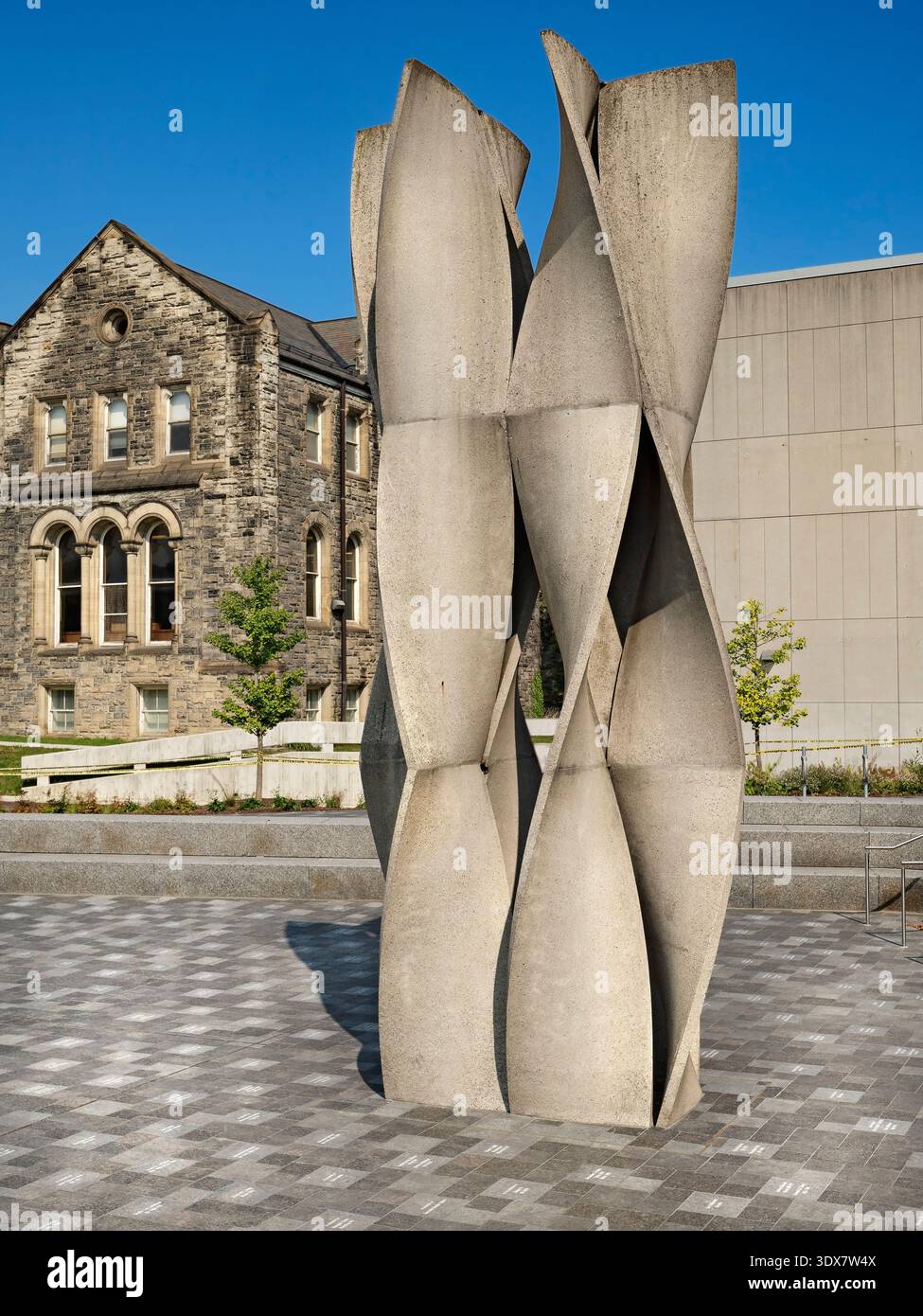 Toronto Kanada / die Helix des Lebens Skulptur an der University of Toronto, St. George Campus. Stockfoto