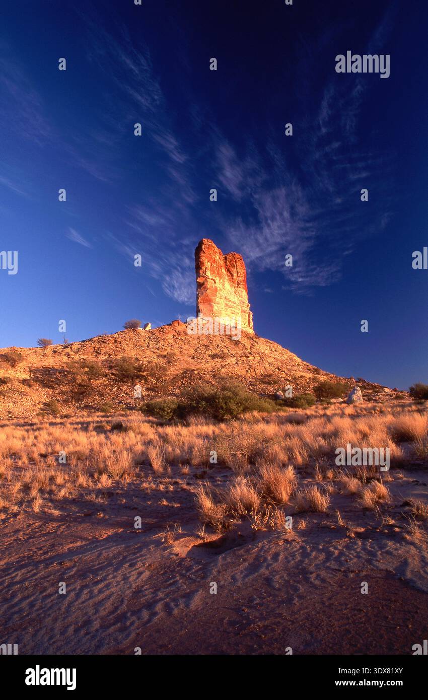 Chambers Pillar ist eine Sandsteinformation etwa 160 km (100 Meilen) südlich der Stadt Alice Springs im Northern Territory in Australien. Stockfoto