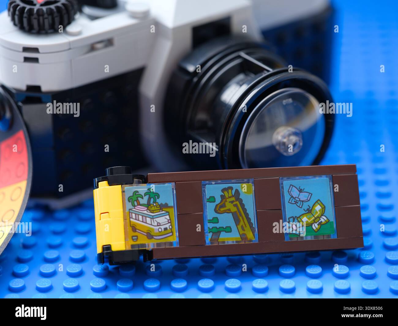 Tambow, Russische Föderation – 20. Februar 2026 Lego Creator Retro Kamera mit Filmstreifen und bunten gedruckten Szenen Stockfoto