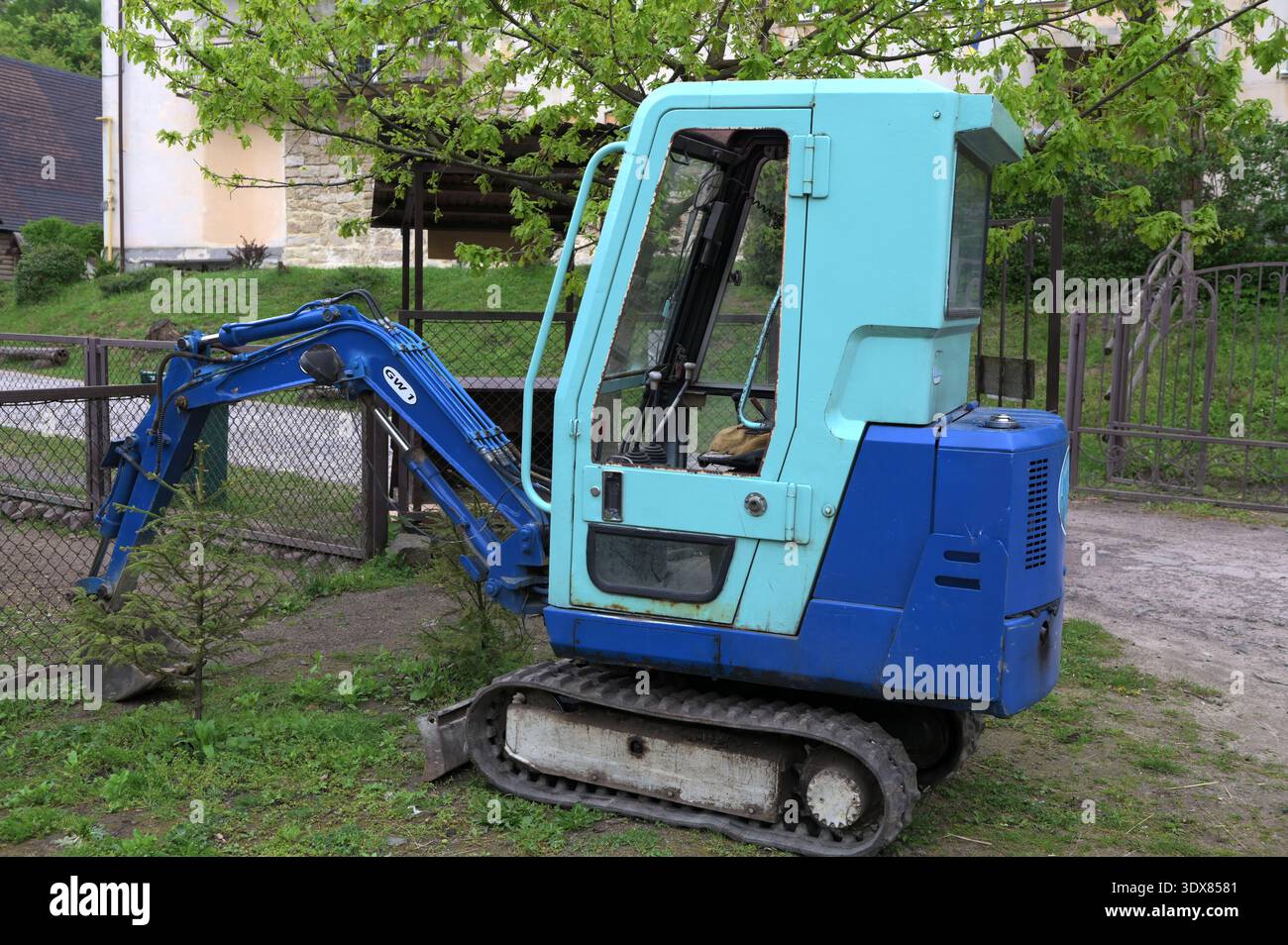 Lviv, Ukraine. August 2023. Kleiner Bagger auf einer Baustelle. Bauarbeiten. Stockfoto