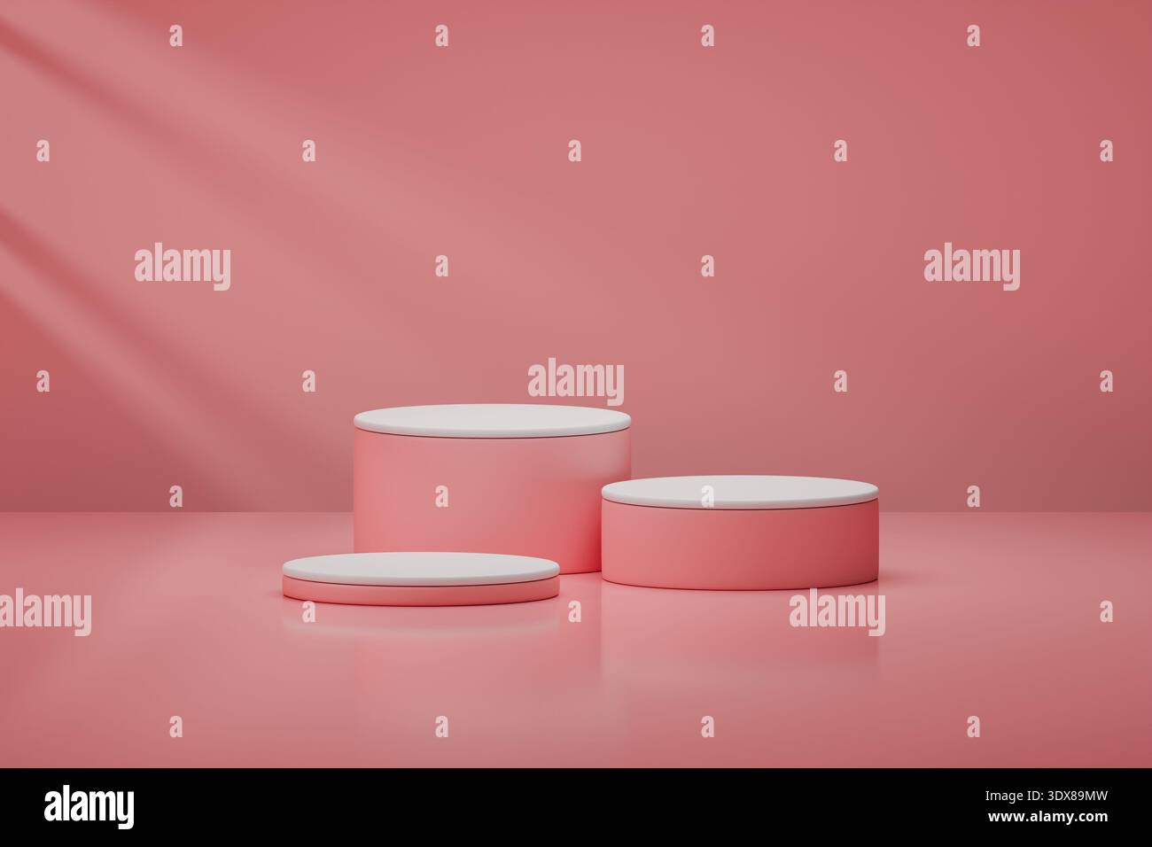Rotes Produktpodium auf rotem Hintergrund für Luxusmarke Stockfoto
