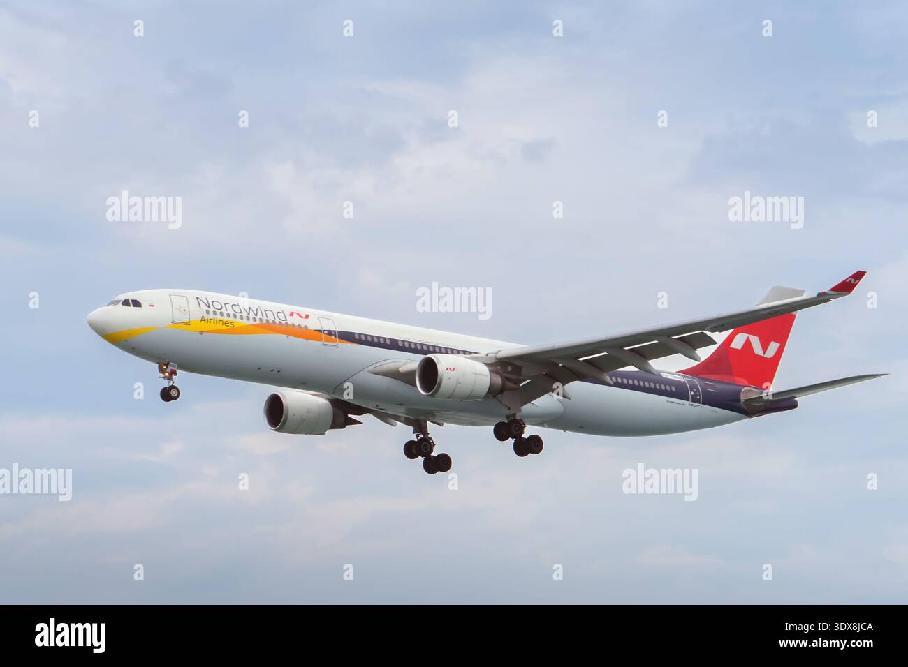 Phuket Thailand 25 11 2025: Das Großraumflugzeug Airbus A330-302 der russischen Fluggesellschaft Nordwind Airlines fliegt gegen den dunkelblauen Himmel Stockfoto