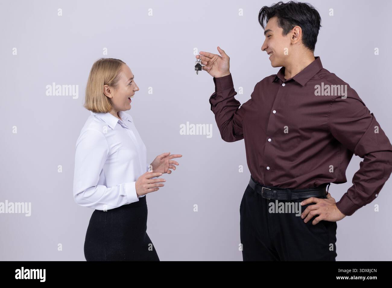 Mann und Frau in intensiven Gesprächen oder Auseinandersetzungen Stockfoto