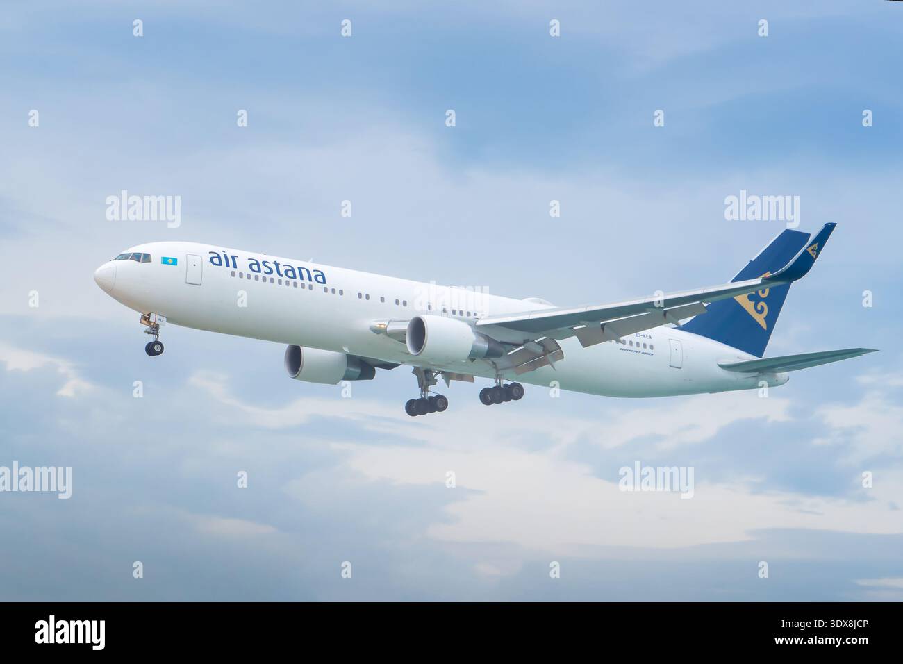 Phuket Thailand 25 11 2025: Passagierflugzeug von Air Astana, der nationalen Fluggesellschaft Kasachstans, ein Langstreckenflugzeug Boeing 767-300ER, f Stockfoto