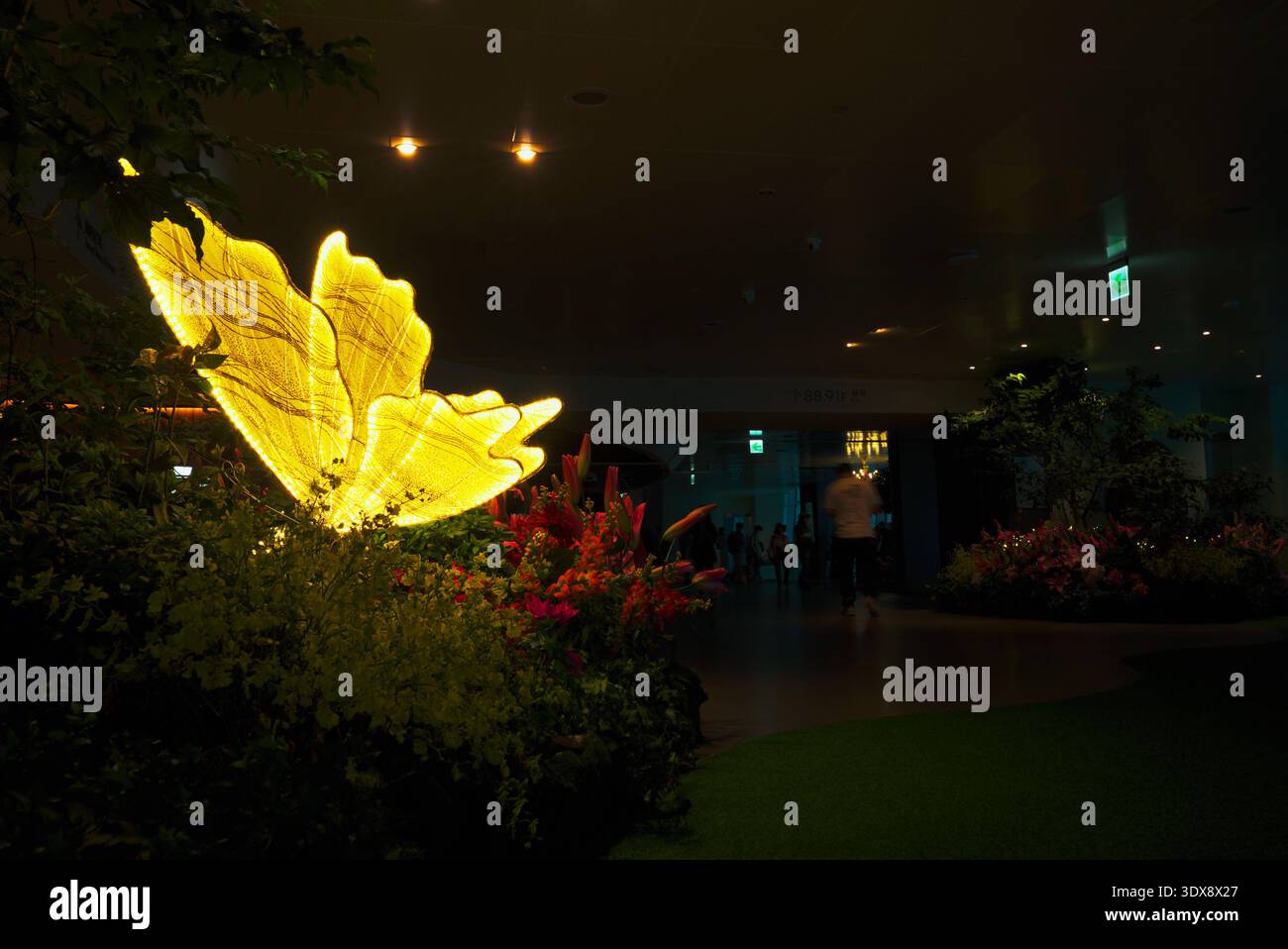 Ein leuchtender LED-Schmetterling in einem Einkaufszentrum Stockfoto