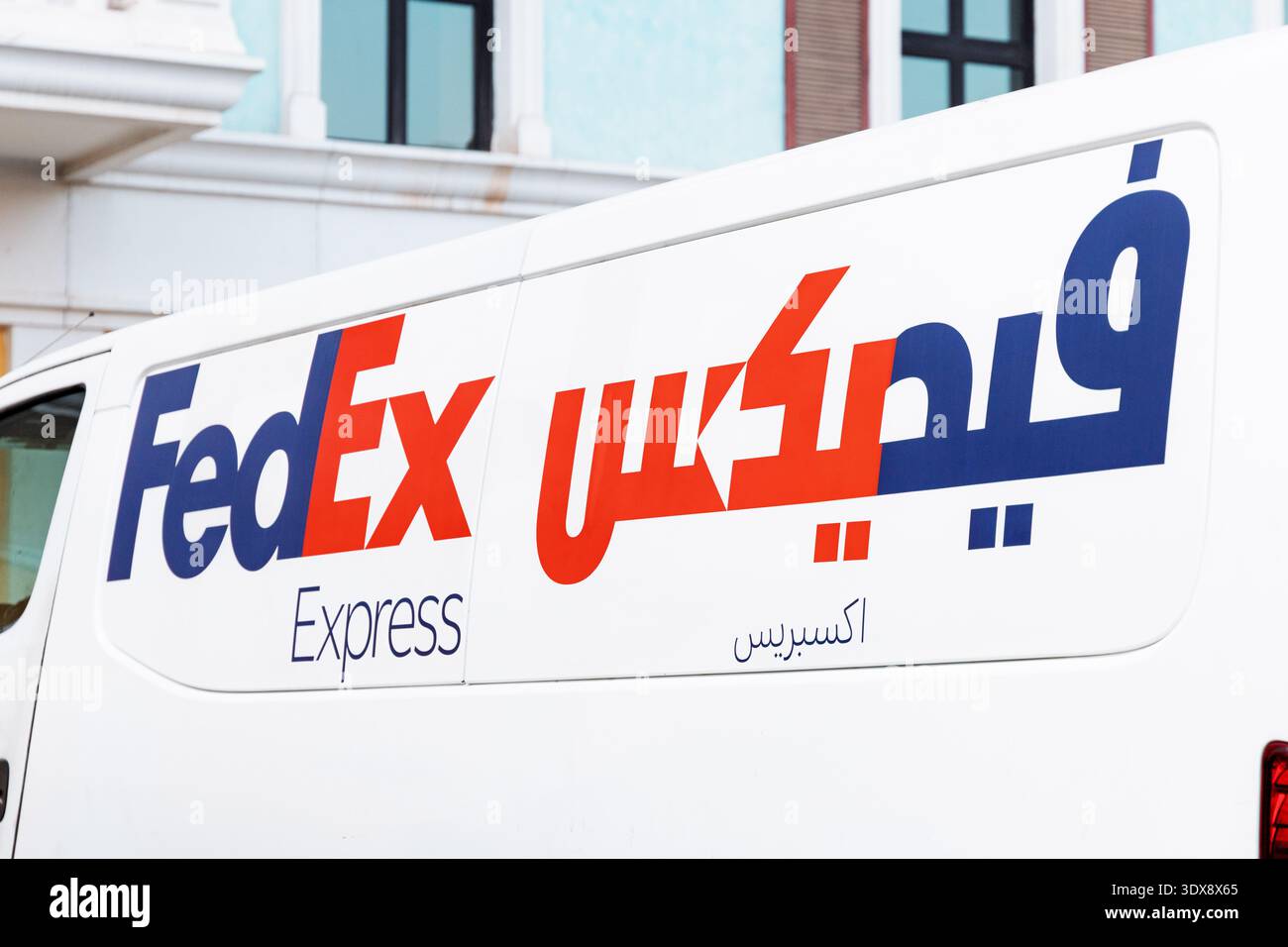 30. November 2025, Doha, Katar: Logistikwagen mit internationalem FedEx-Branding, mit lateinischer und arabischer Schrift Stockfoto
