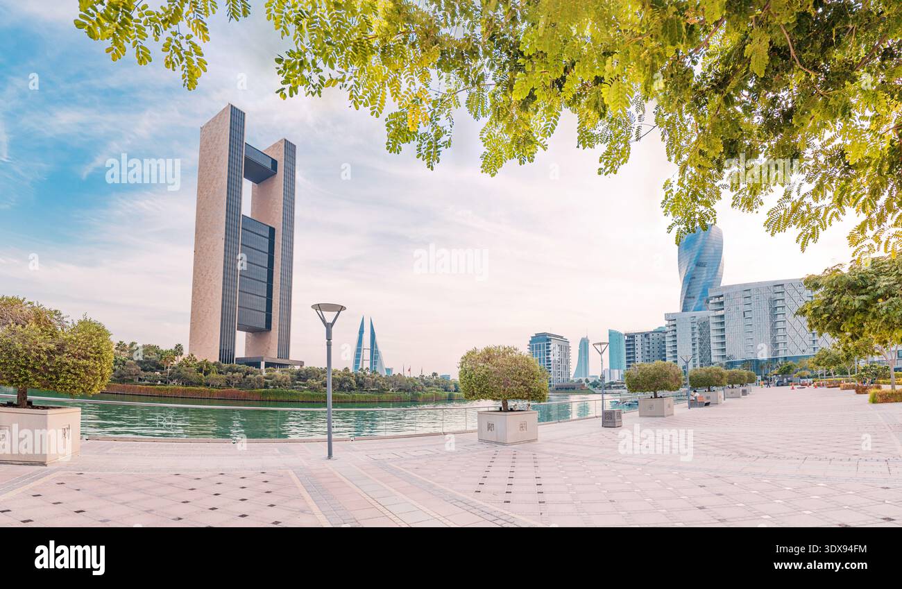 2. Dezember 2025, Bahrain, Manama: Moderne Skyline mit prominenten architektonischen Wahrzeichen entlang des Wassers der Bahrain Bay Stockfoto