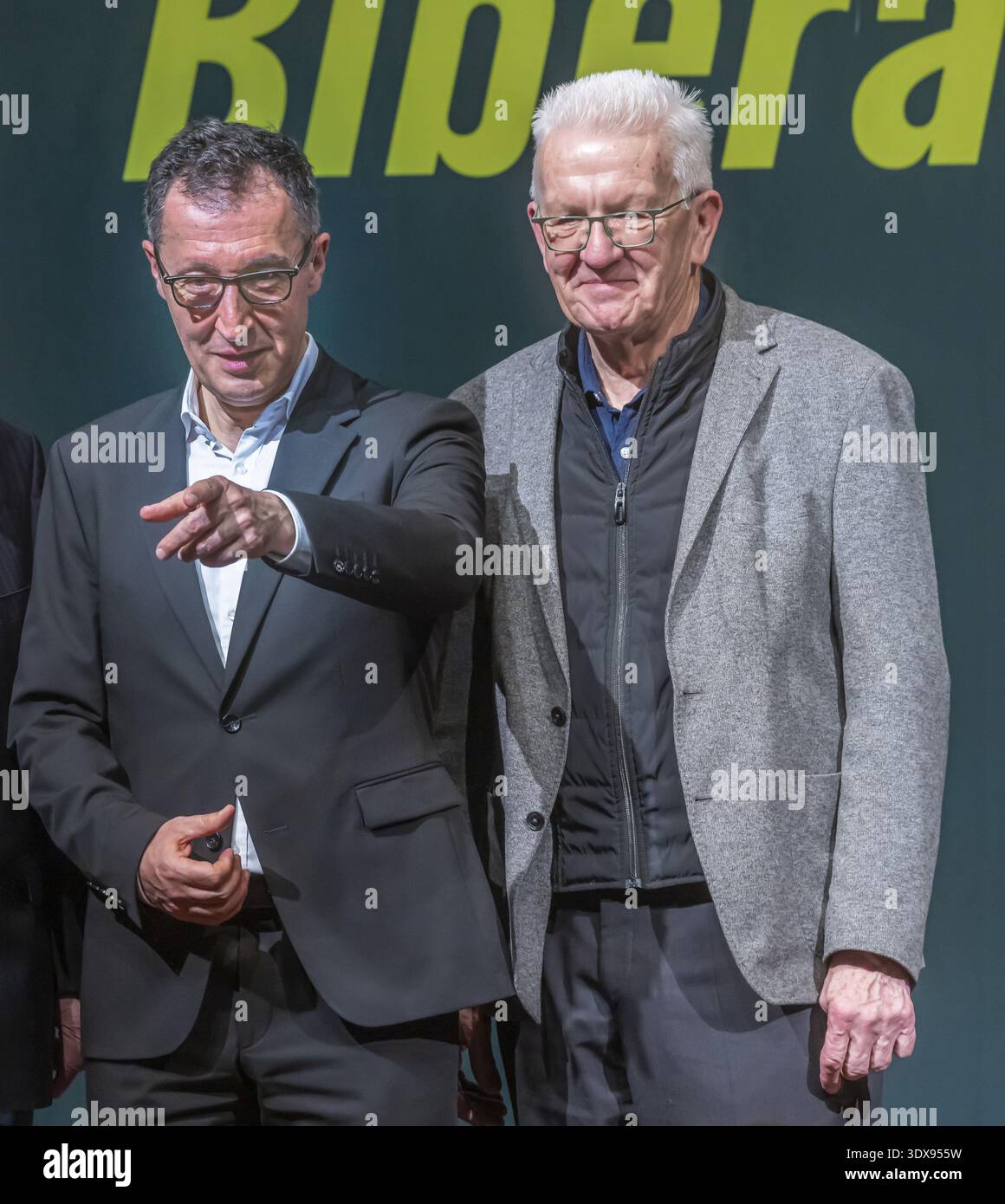 Cem Oezdemir, Winfried Kretschann. Politischer Aschermittwoch der Grünen in Biberach. Im Fokus: Wahlkampf für die Landtagswahl im März Stockfoto